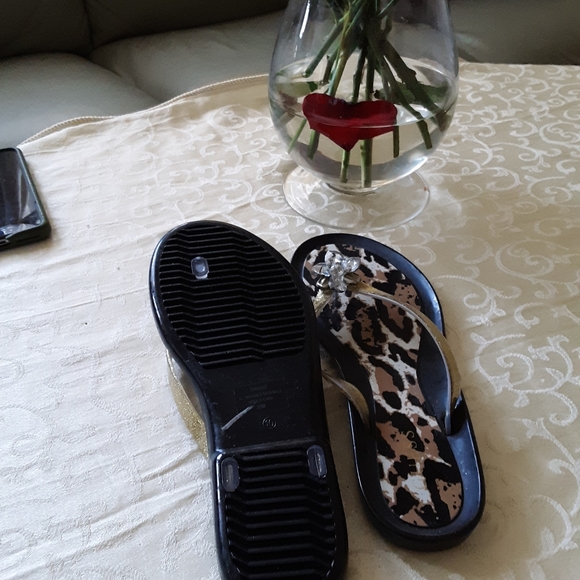 Guess ♠️ flip flops - Picture 3 of 7